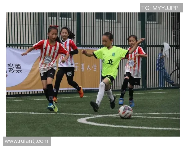 女足星二代闪耀绿茵场父女情深共筑足球梦想