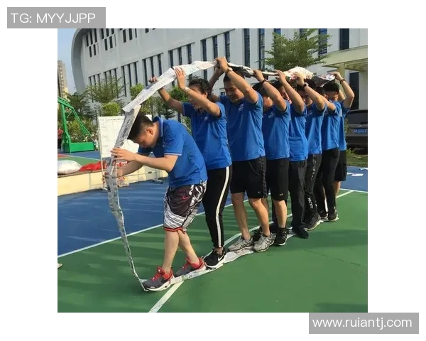 星空下的足球梦 女孩子与激情运动的完美融合