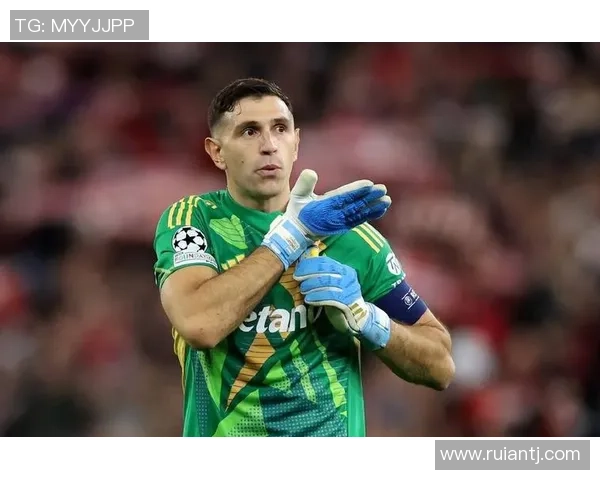 时尚球星穿搭展示足球夹克魅力潮流风格瞬间点燃球迷热情