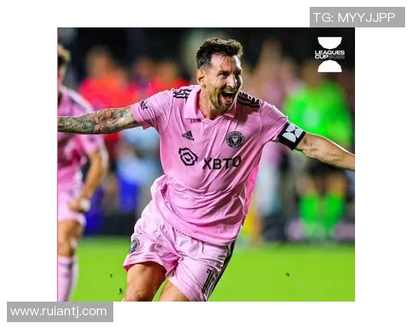 白色烫发足球星赛场惊艳全场掀起时尚与实力双重热潮