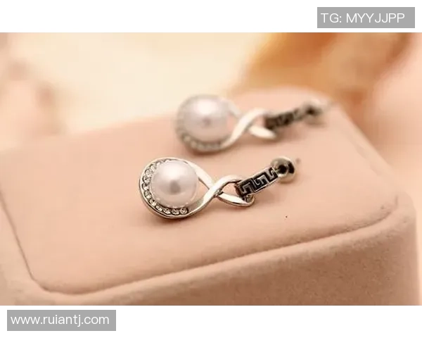 足球明星同款耳钉精选图集打造时尚运动风潮流饰品推荐